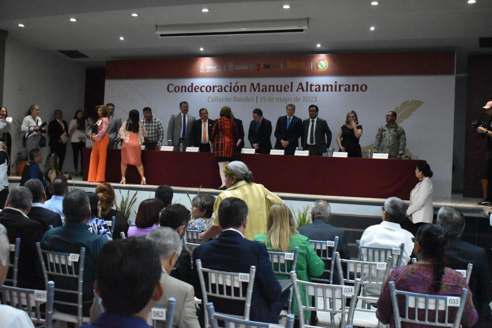$!Reconocen a 172 maestros sinaloenses con 40 años de servicio