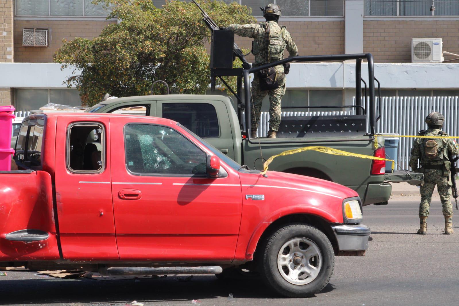 $!Ataque armado a pareja frente al Mercado de Abastos deja un muerto y una herida en Culiacán