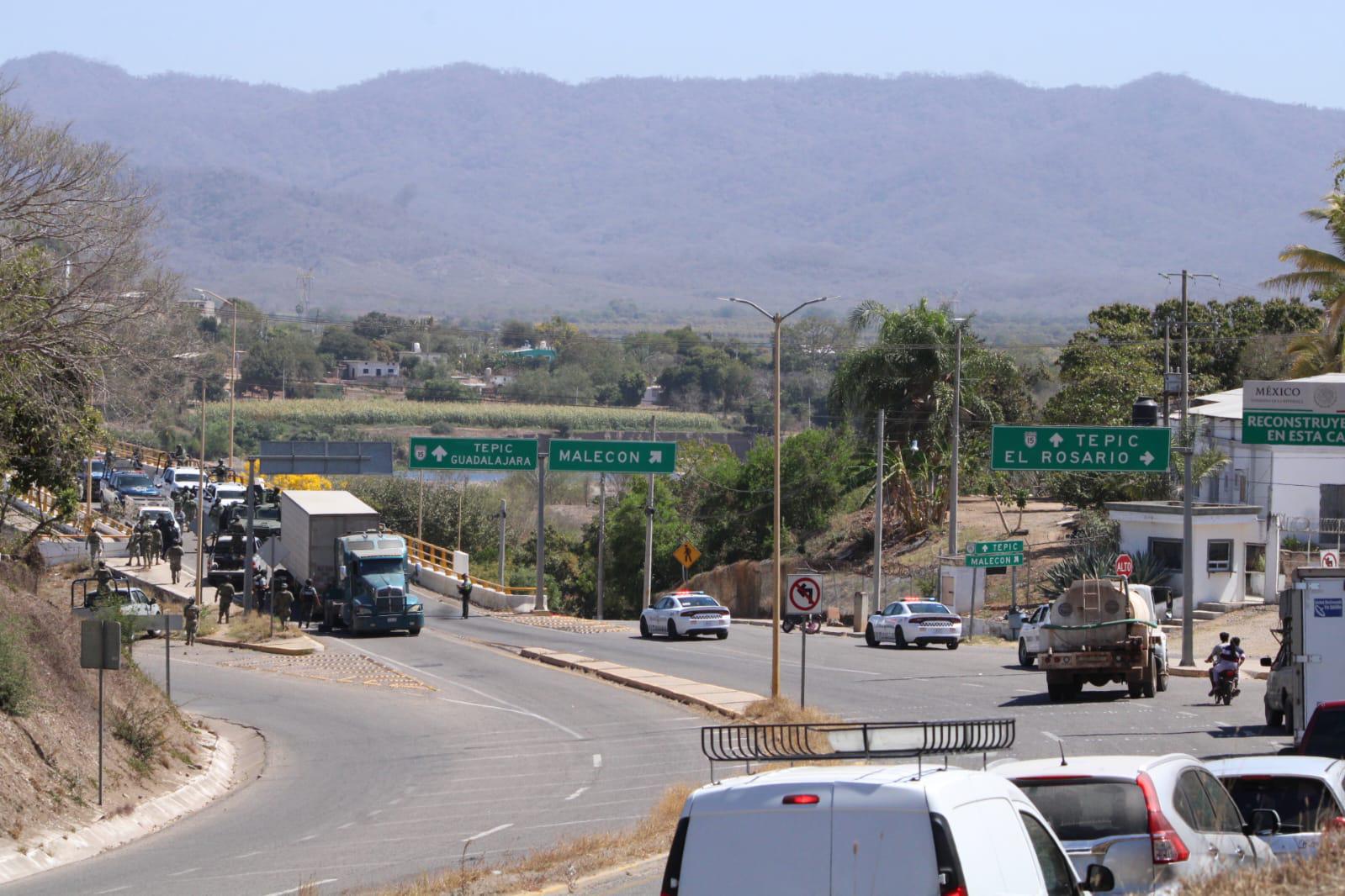 $!Corporaciones remueven bloqueo en el puente sobre el río Baluarte, en Rosario