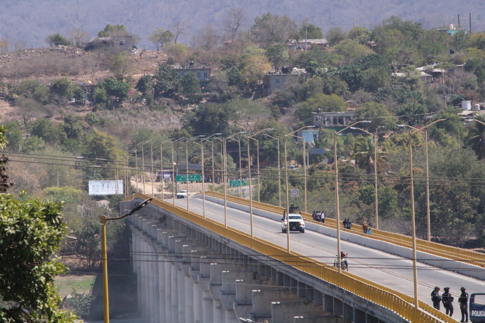 $!Corporaciones remueven bloqueo en el puente sobre el río Baluarte, en Rosario