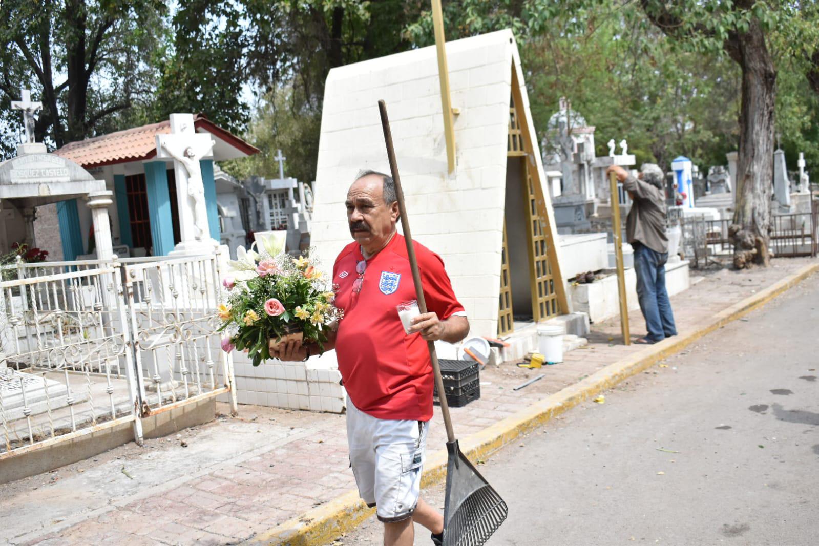 $!Con flores, veladoras y recuerdos colorean panteones este Día del Padre en Culiacán