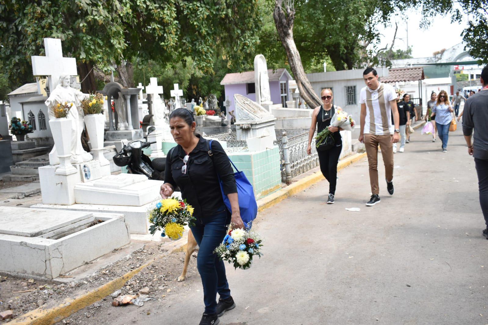 $!Con flores, veladoras y recuerdos colorean panteones este Día del Padre en Culiacán