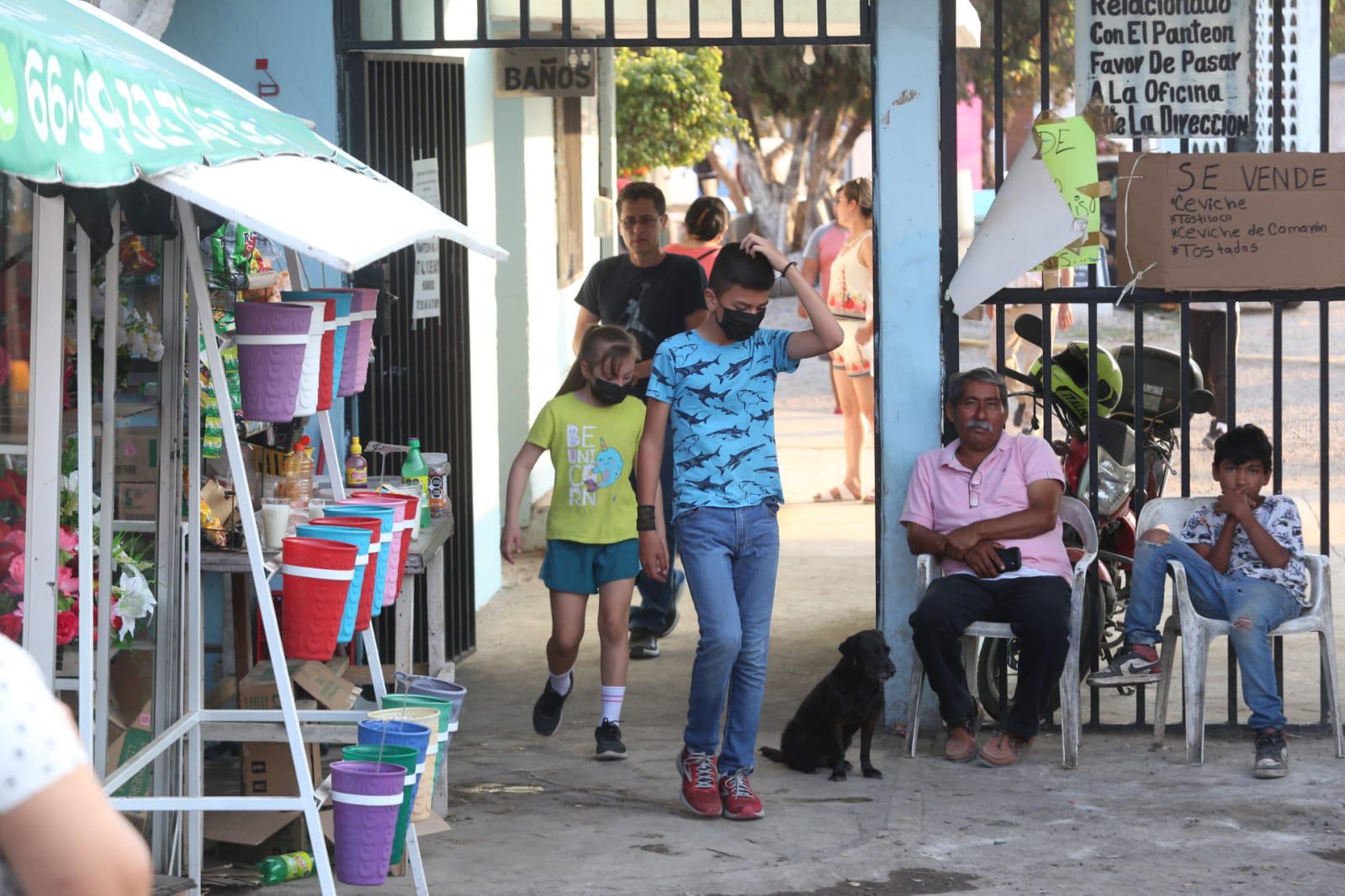 $!En este Día de las Madres, panteones en Mazatlán se llenan de visitantes