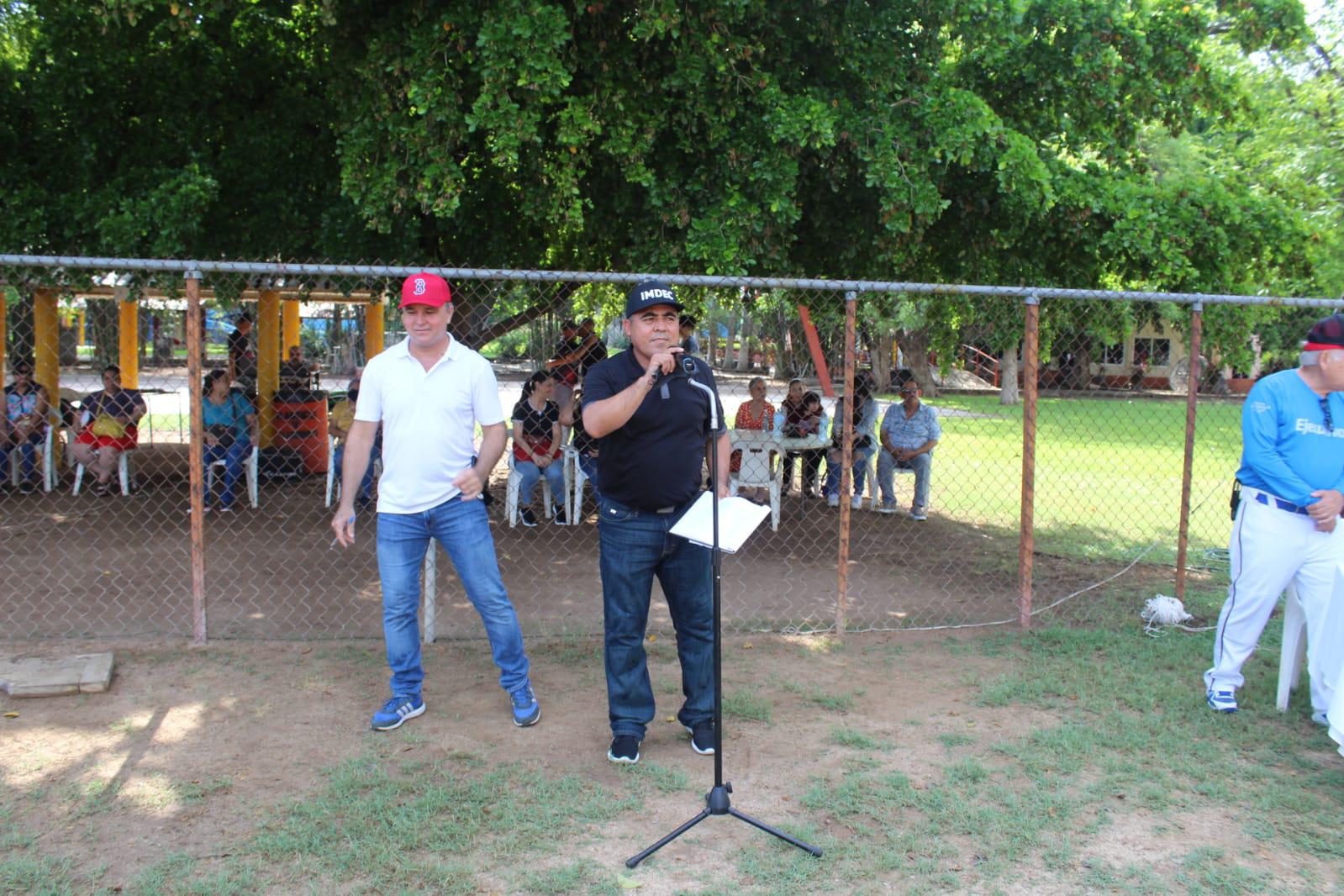 $!Antonio Mejía y Mario Gaxiola son homenajeados al inaugurarse el softbol del Villa Universidad