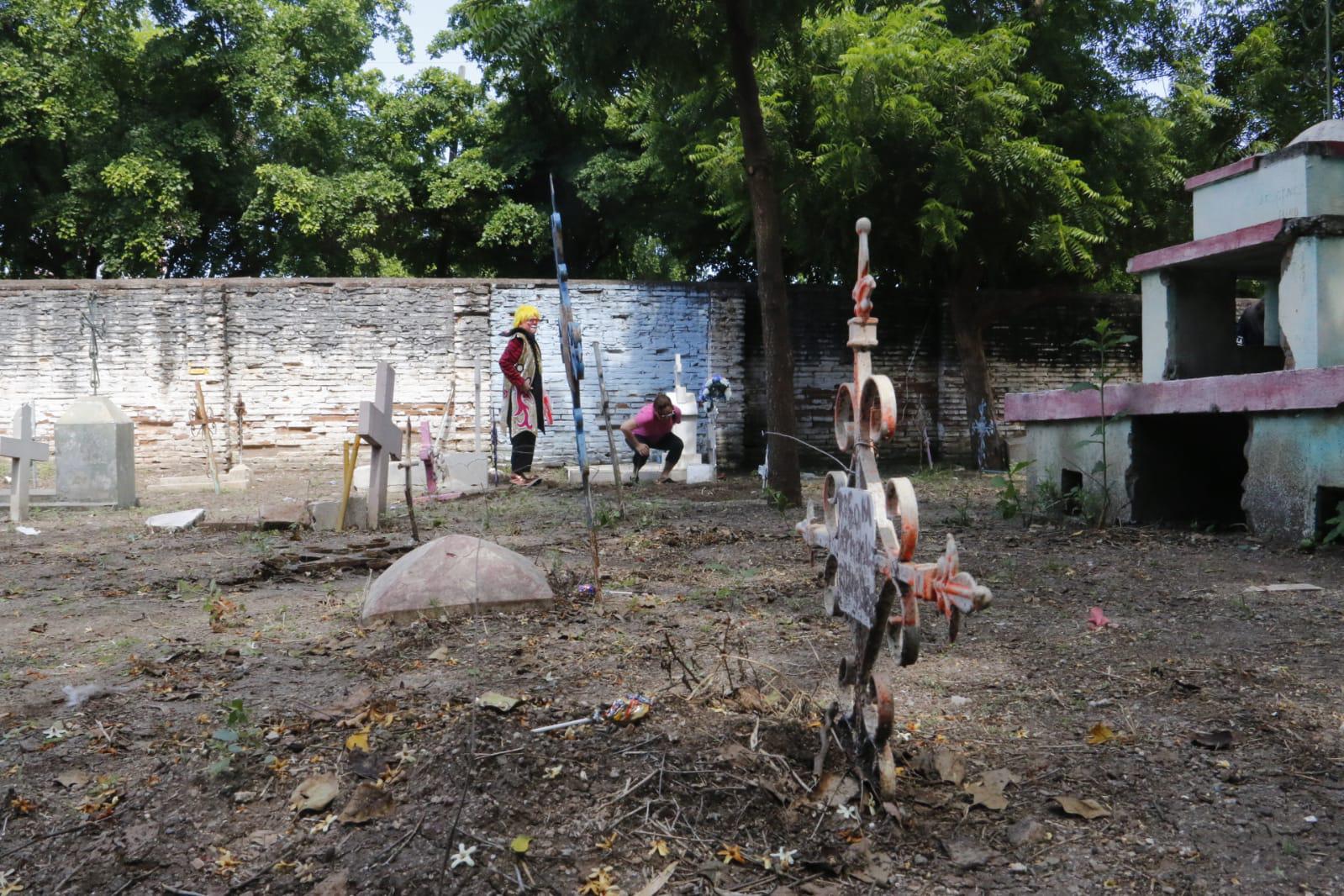 $!El payaso Cometín tiene 15 años llevando ofrendas a las tumbas de los angelitos, en Culiacán