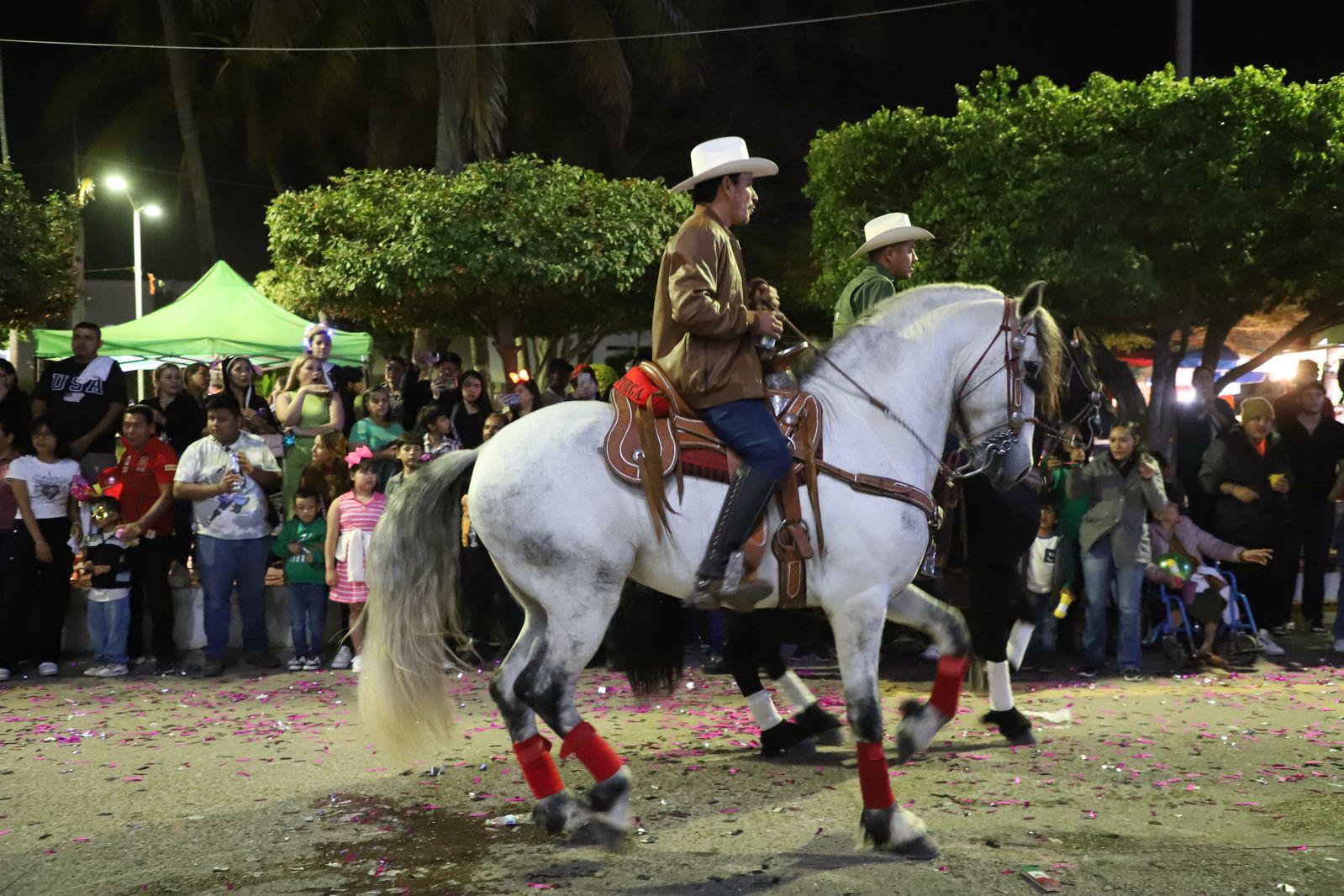 $!El río de la fantasía recorre las calles de La Cruz con el desfile del Carnaval Elota 2025