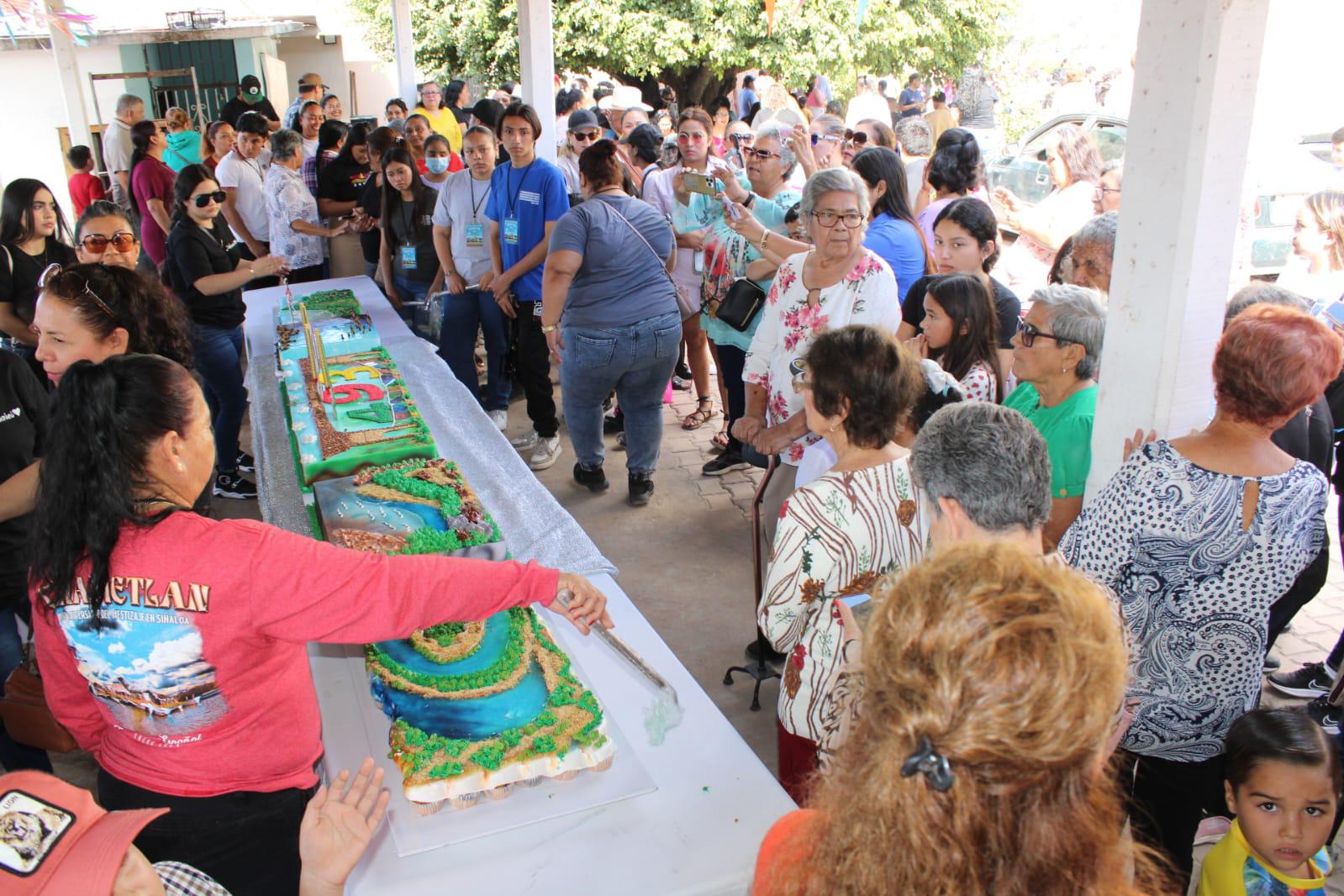 $!Comparten pastel y piñata monumental por el 493 aniversario del Mestizaje en Chametla