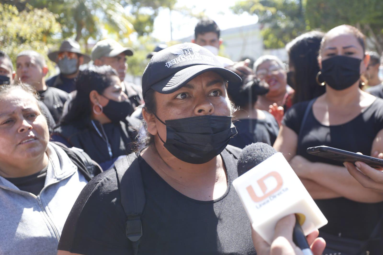 $!Protestan trabajadores eventuales de Servicios Públicos en Mazatlán; denuncian que los dieron de baja sin avisarles