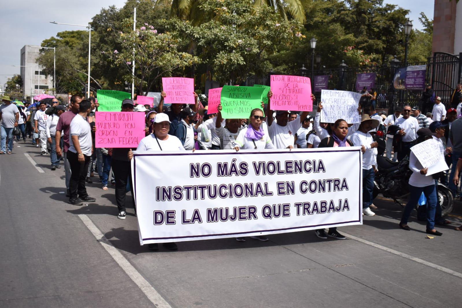 $!Decenas de vendedores de playa de Mazatlán protestan en Culiacán
