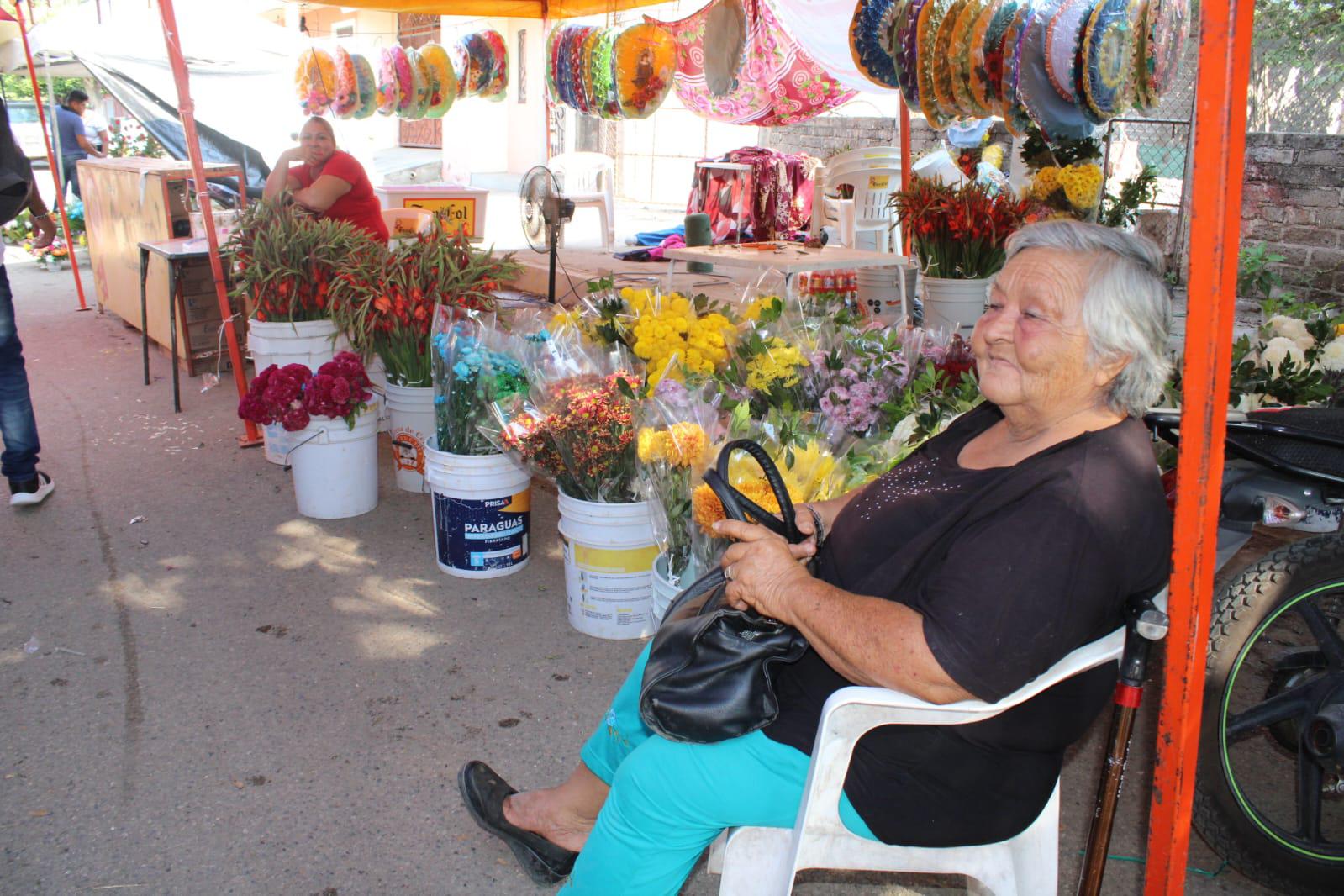 $!Pese a contrariedades floristas de Rosario trabajan en la fiesta del Día de Muertos