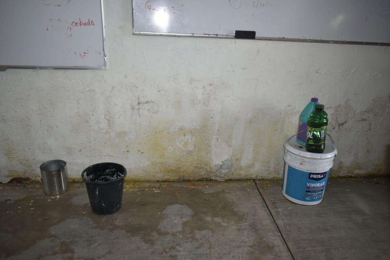 $!Madres de familia rescatan de entre el lodo la primaria de sus hijos cada vez que llueve, en Mocorito