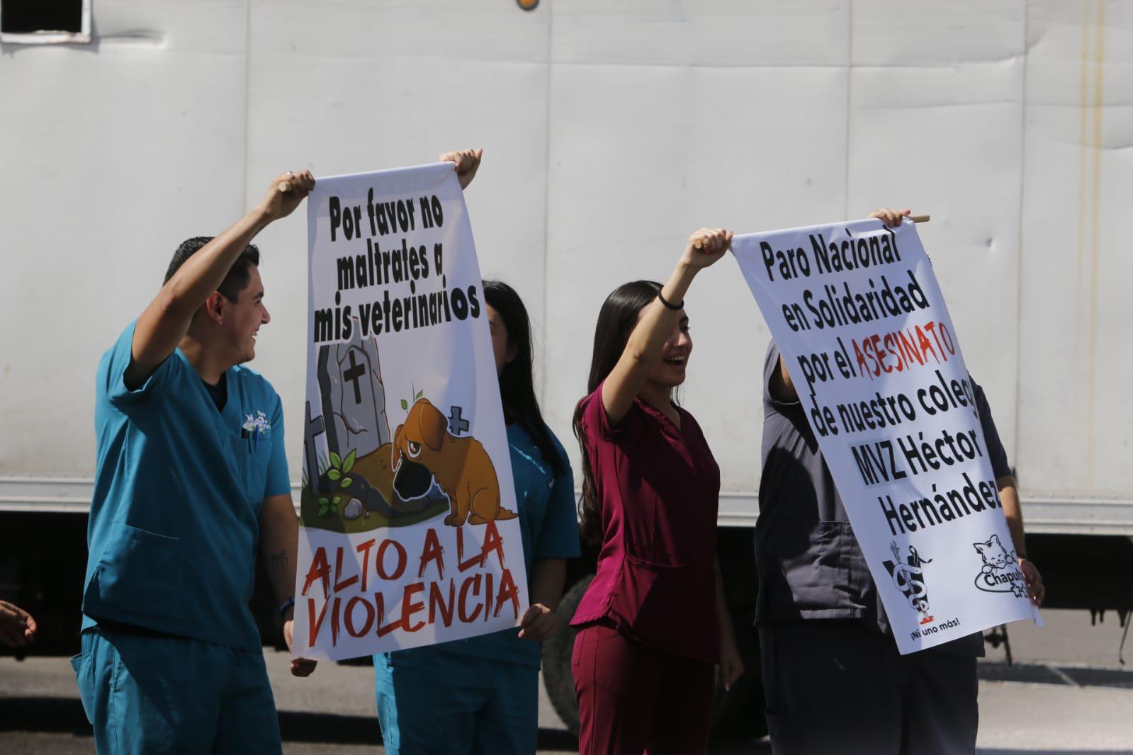 $!Veterinarios en Culiacán se manifiestan por asesinato de médico en Estado de México