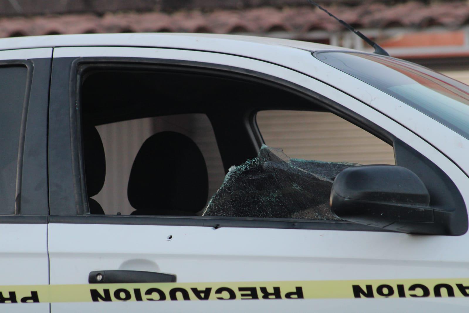 $!Atacan a balazos a automovilista en la colonia Guadalupe, en Culiacán