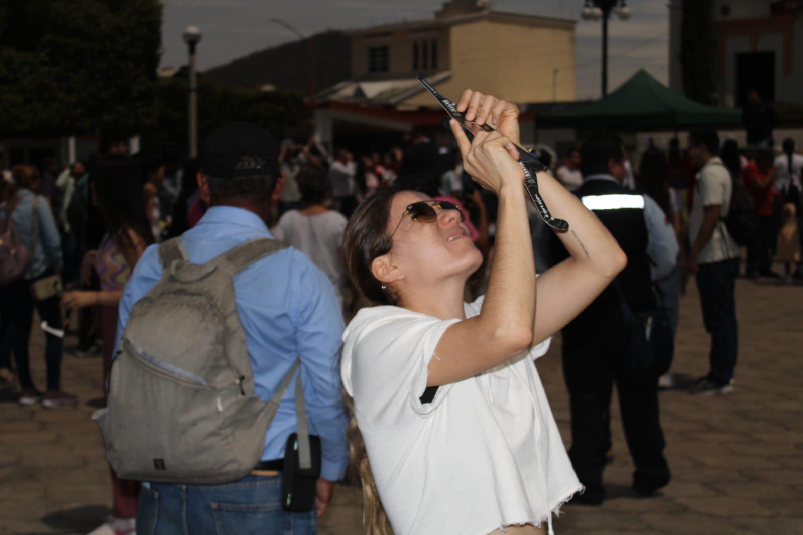 $!Entre gritos de júbilo, locales y turistas aprecian Eclipse Solar en Rosario