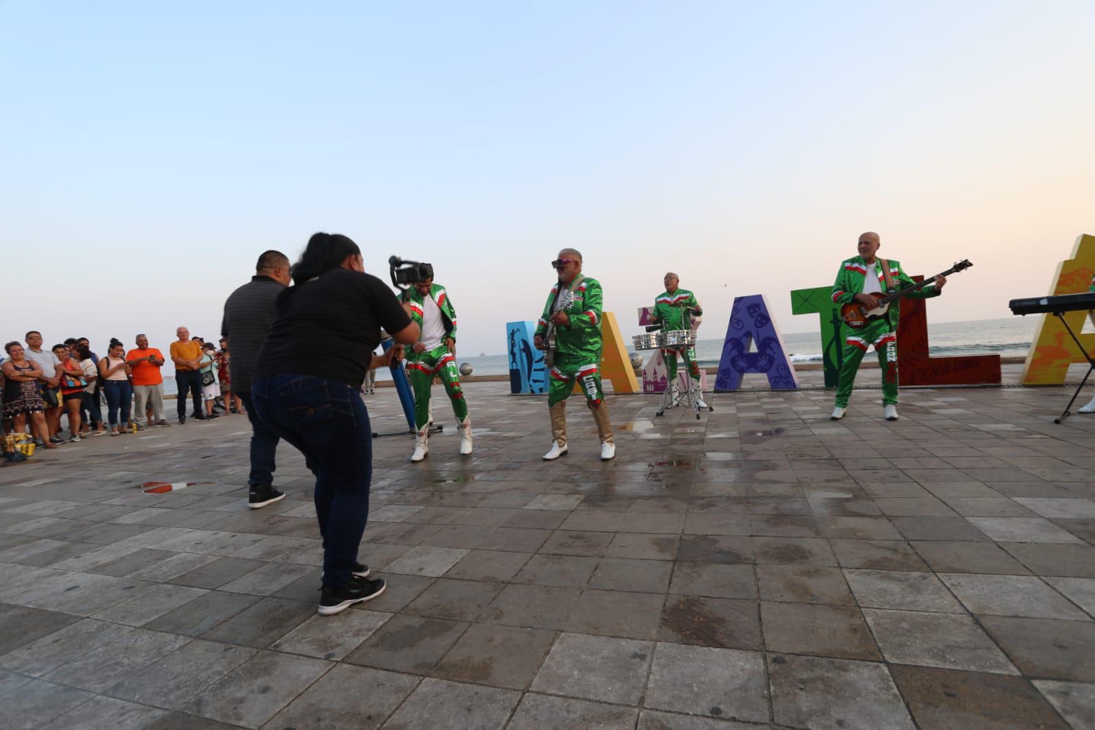 $!Sorprende Su Majestad Mi Banda El Mexicano a turistas y locales en las letras de Mazatlán