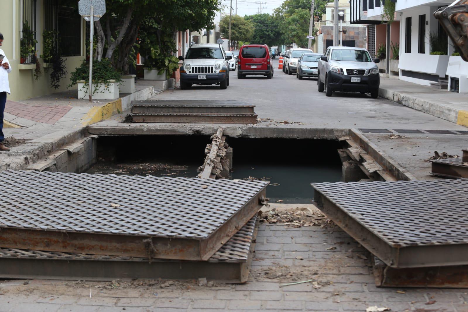 $!En Mazatlán cierran por horas Calle Belisario Domínguez; dan mantenimiento a rejillas del colector Roosevelt