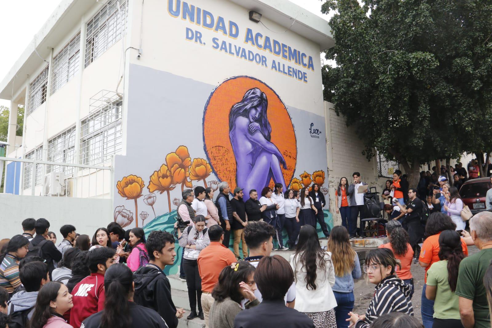 $!Doctor Feis y estudiantes pintan mural que promueve el respeto hacia las mujeres, en Culiacán