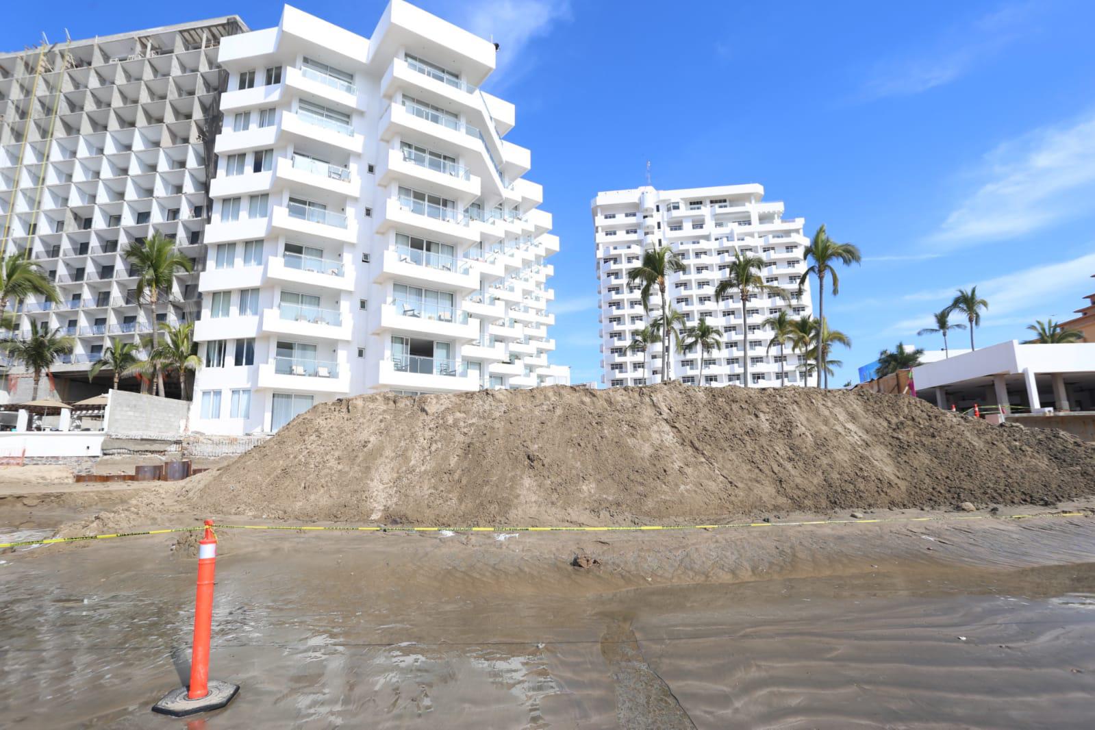 $!Maquinaria pesada trabaja en área de playa de hotel de la Zona Dorada