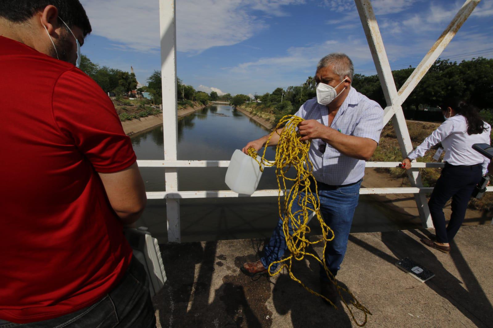 $!Conagua inicia análisis de agua por mortandad de peces en canal Recursos Hidráulicos, de Culiacán