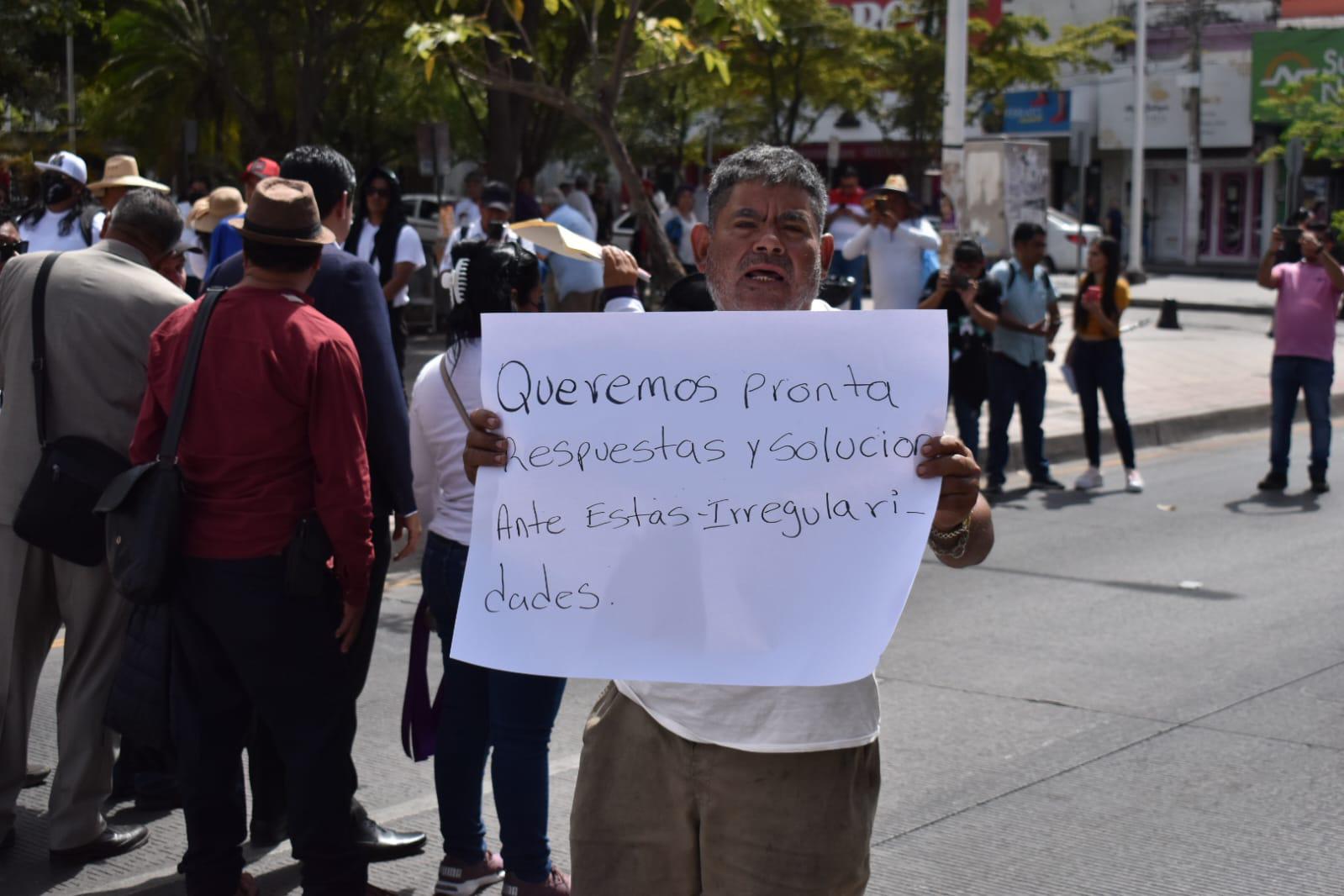 $!Decenas de vendedores de playa de Mazatlán protestan en Culiacán
