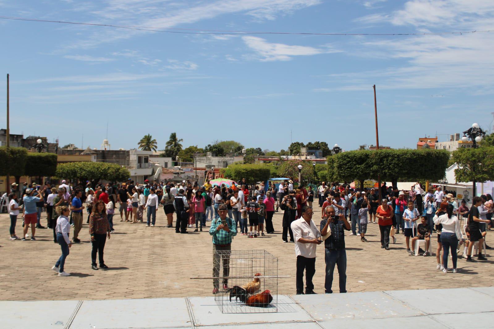 $!Entre gritos de júbilo, locales y turistas aprecian Eclipse Solar en Rosario