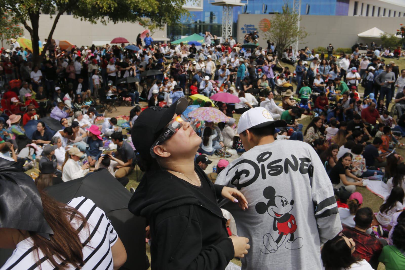 $!Entre gritos y aplausos recibe Culiacán al eclipse solar 2024