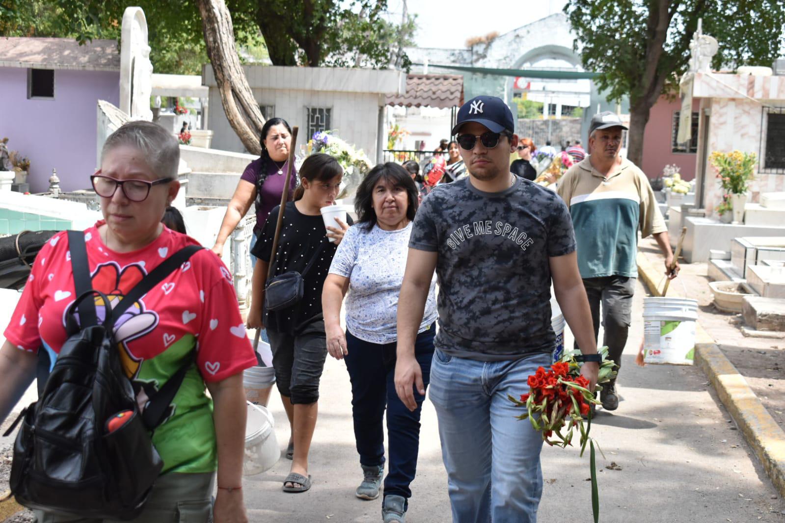 $!Con flores, veladoras y recuerdos colorean panteones este Día del Padre en Culiacán
