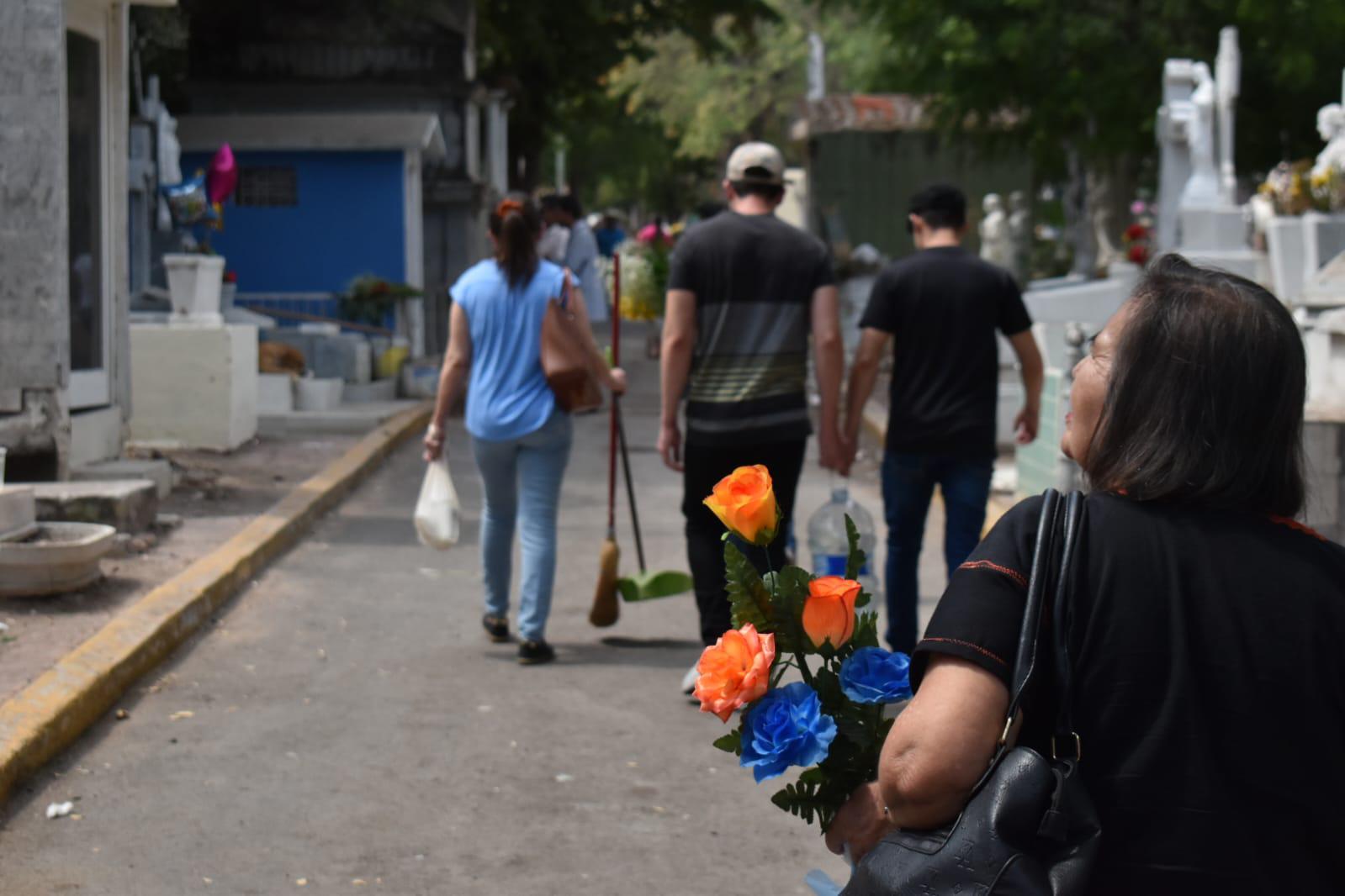 $!Con flores, veladoras y recuerdos colorean panteones este Día del Padre en Culiacán