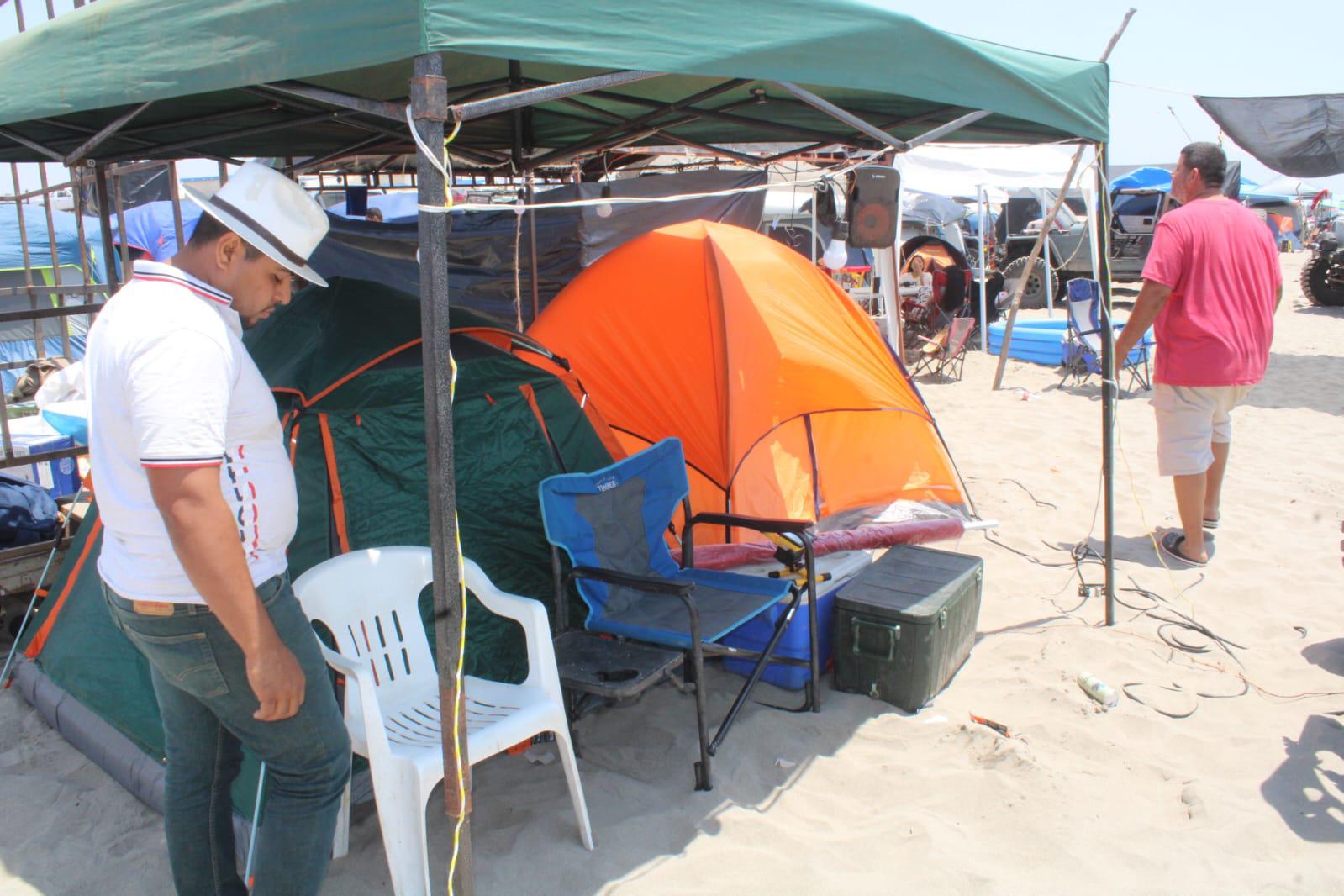$!Desde hace 20 años, la familia García Luna cumple su cita de acampar en playa Caimanero