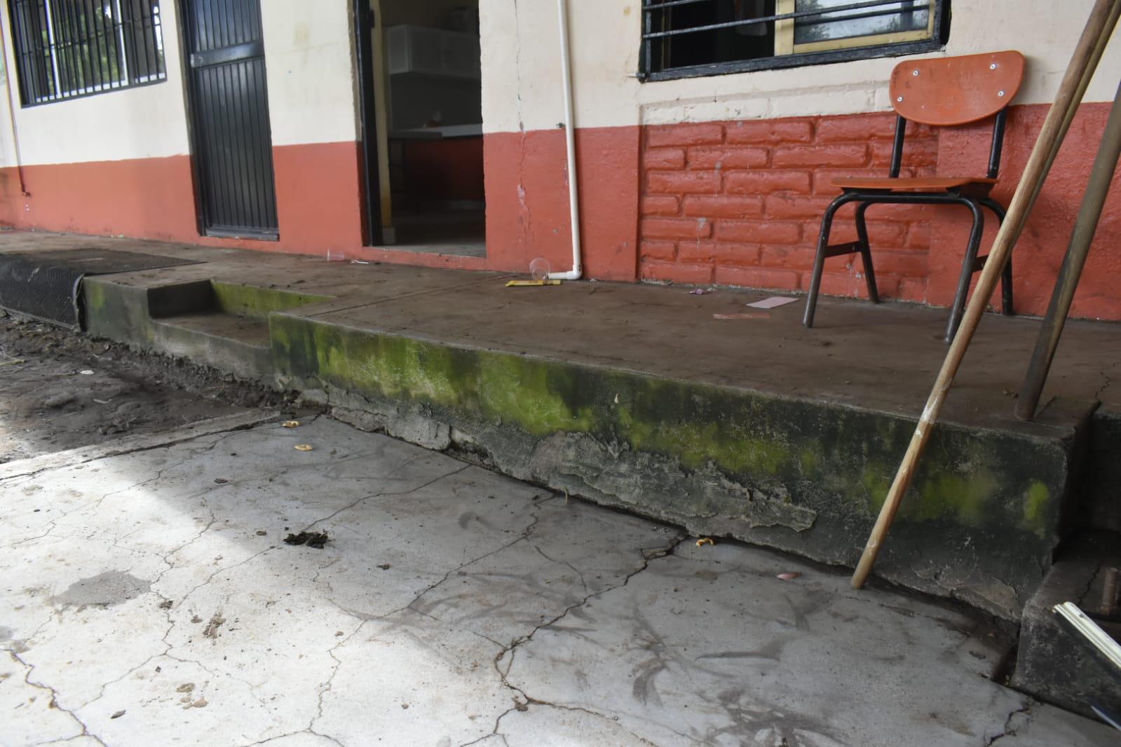 $!Madres de familia rescatan de entre el lodo la primaria de sus hijos cada vez que llueve, en Mocorito