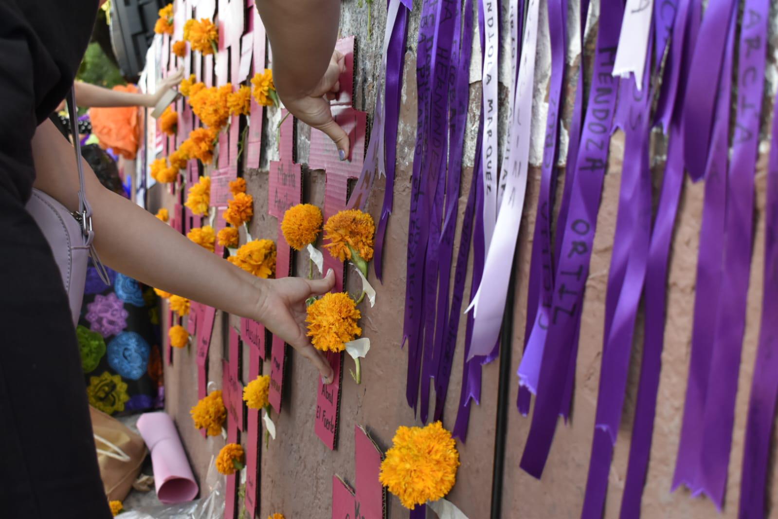 $!Colectivo realiza en Culiacán ofrenda en honor a las víctimas de feminicidios; buscan visibilizar la alerta de género