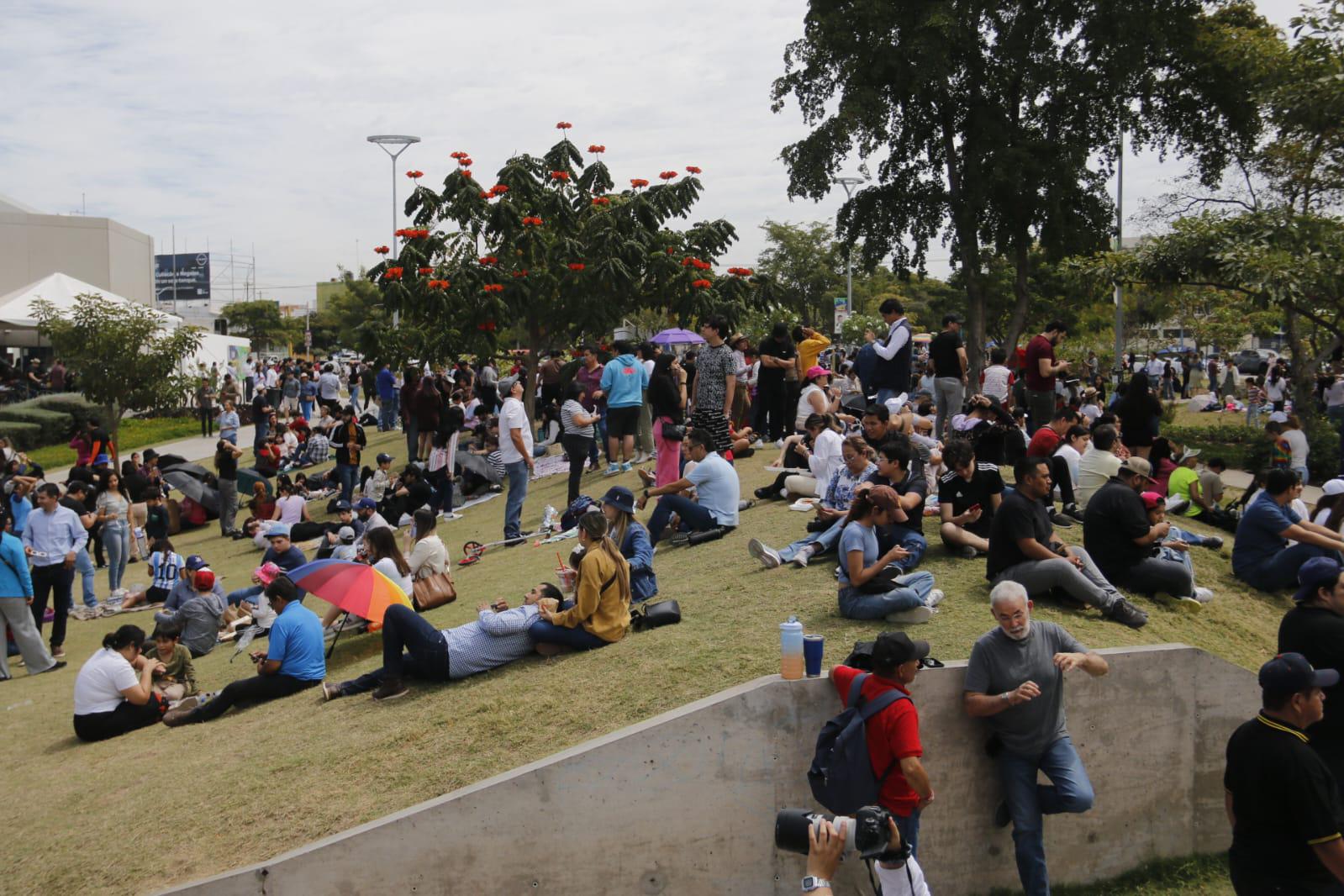 $!Fase máxima del Eclipse Solar paraliza a observadores en Centro de Ciencias de Culiacán