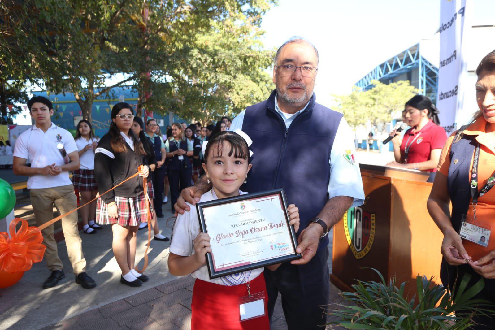 $!La pequeña Gloria Sofía Osuna Tirado recibió un reconocimiento de manos del Padre Gabriel Zavala Soria, director del ICO.