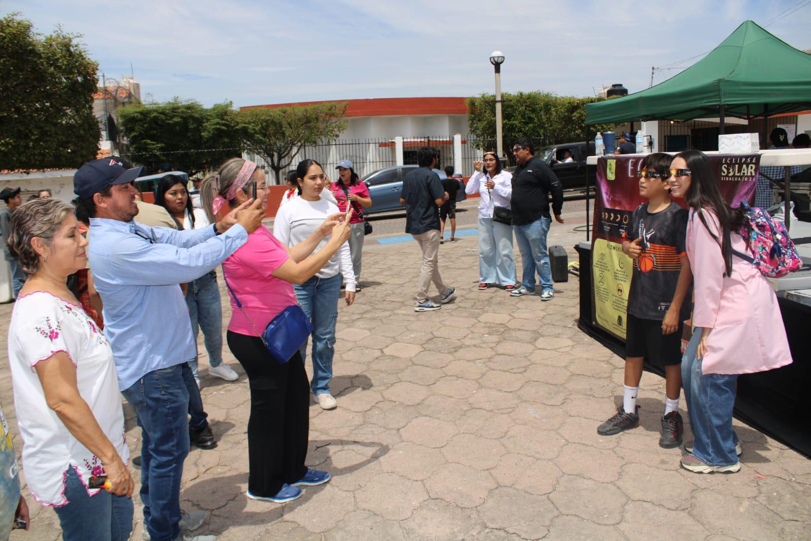 $!Entre gritos de júbilo, locales y turistas aprecian Eclipse Solar en Rosario