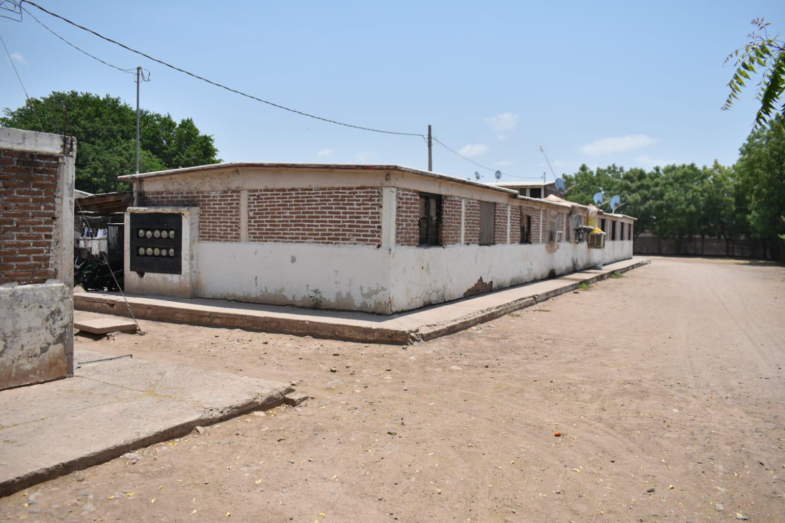 $!Arropados, con agua y ratos a la sombra, luchan trabajadores agrícolas contra el calor
