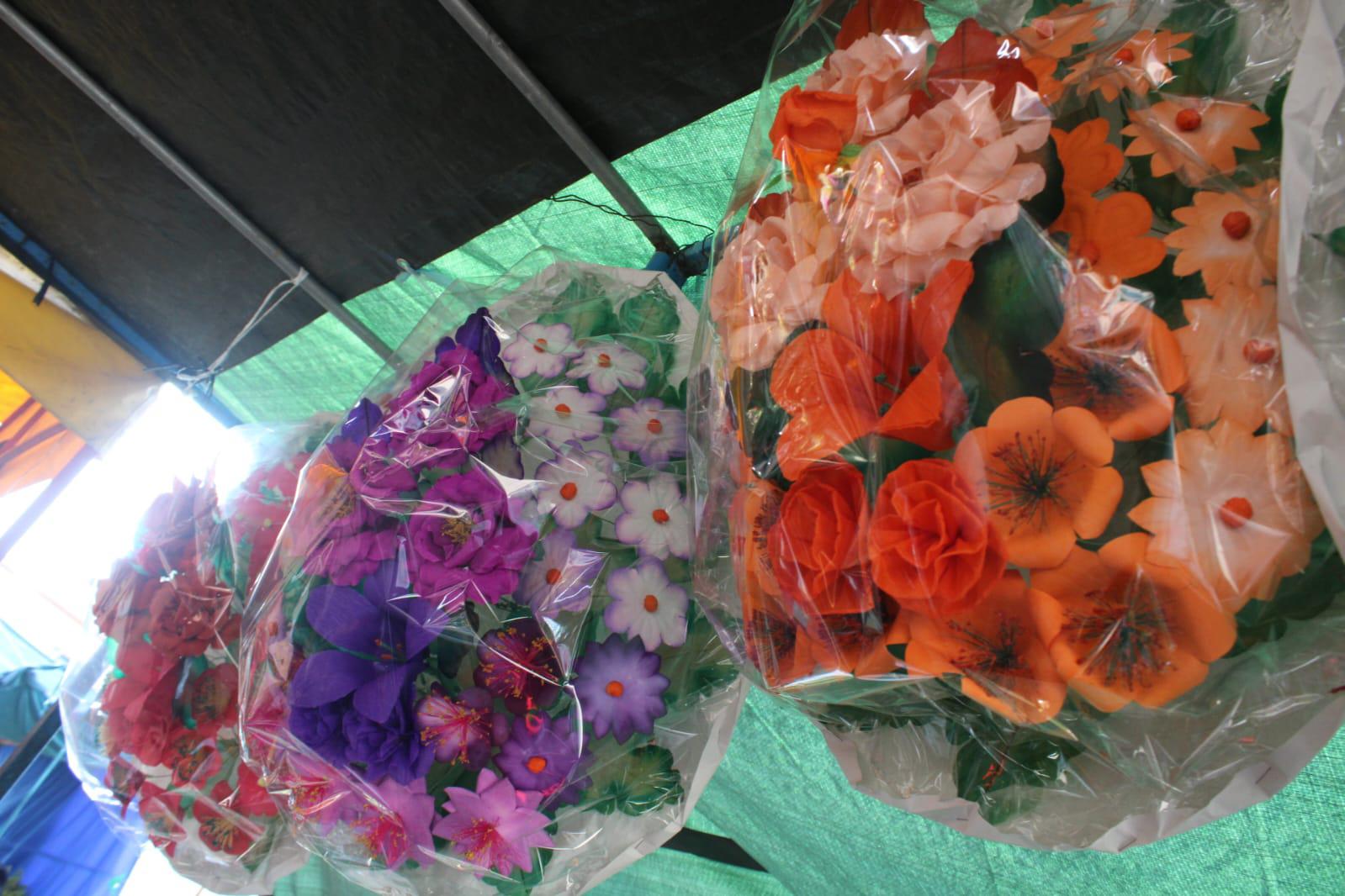 $!Pese a contrariedades floristas de Rosario trabajan en la fiesta del Día de Muertos