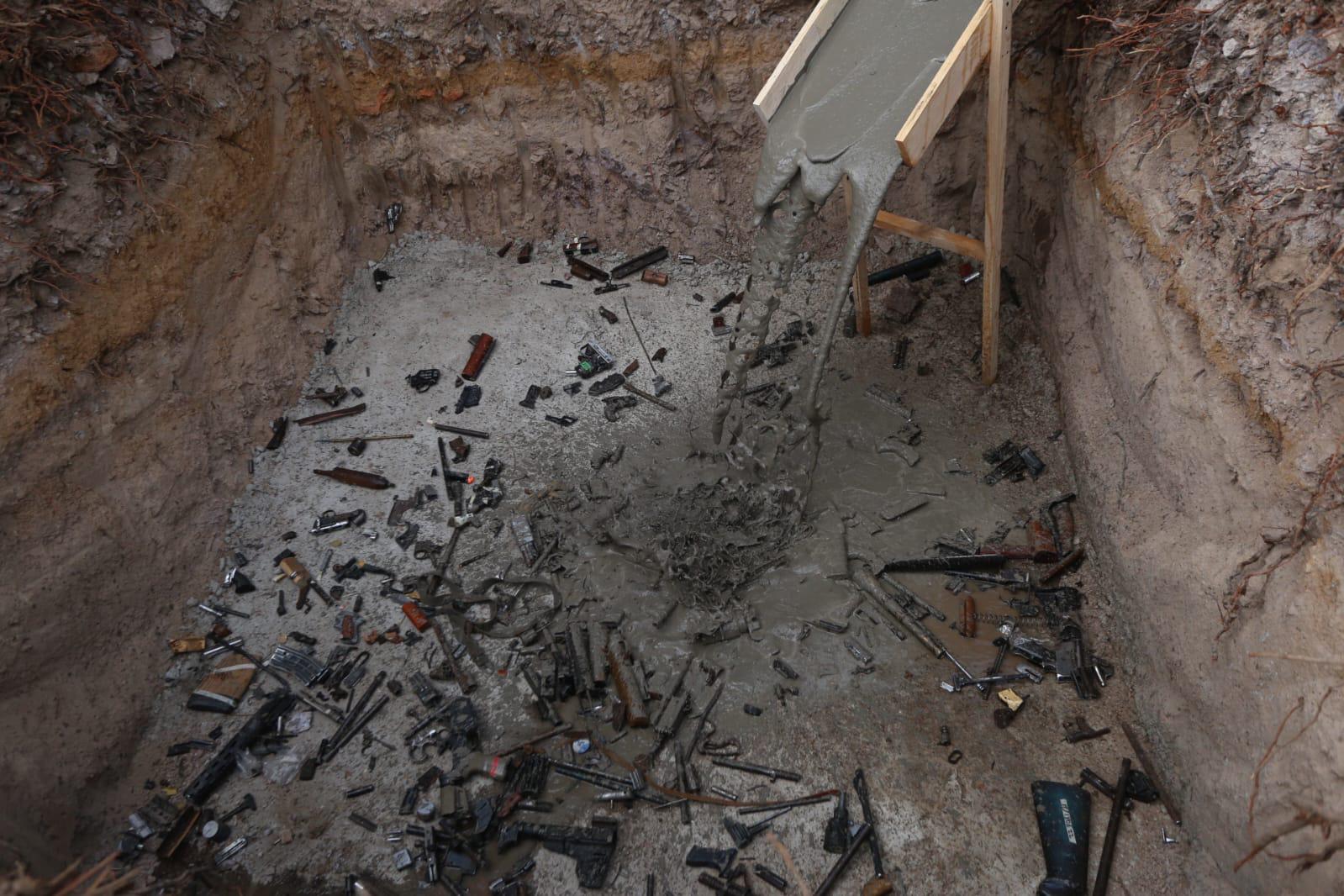 $!Destruye Ejército en Mazatlán armamento decomisado y puesto a su disposición