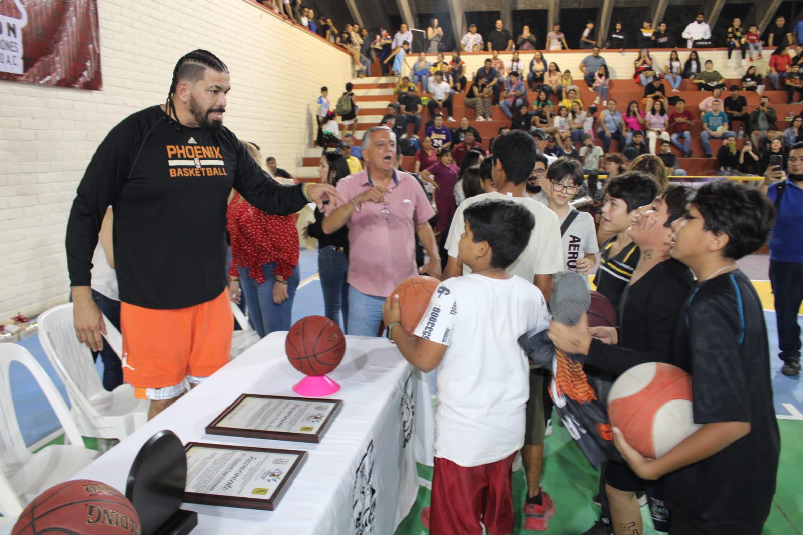 $!¡Profeta en su tierra! Inauguran en Rosario torneo de basquetbol con homenaje a Horacio Llamas