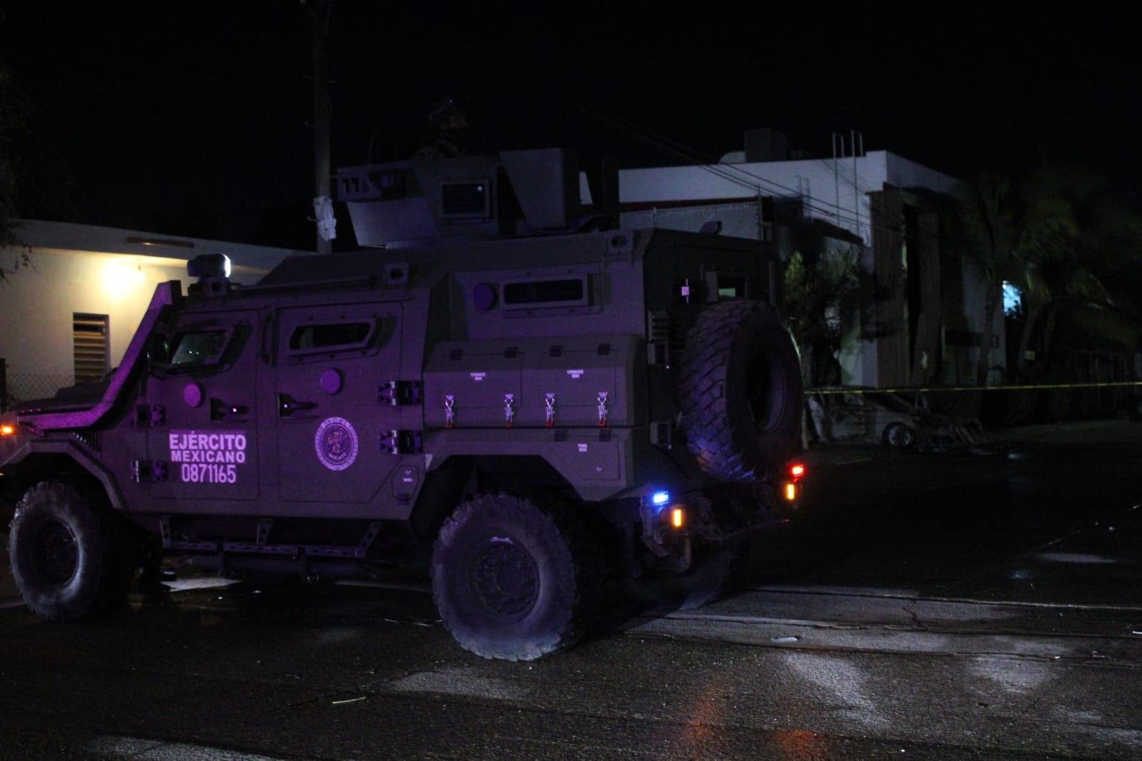 $!Incendio deja una vivienda dañada y un auto calcinado en la 21 de Marzo, en Culiacán