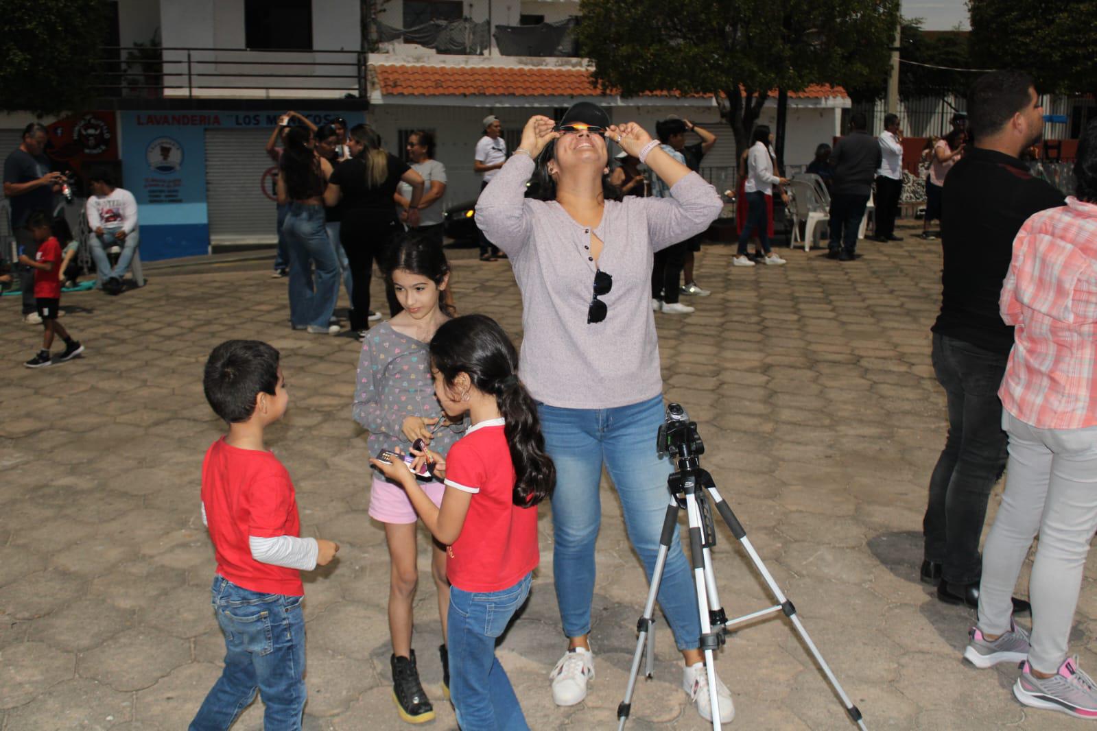 $!Entre gritos de júbilo, locales y turistas aprecian Eclipse Solar en Rosario
