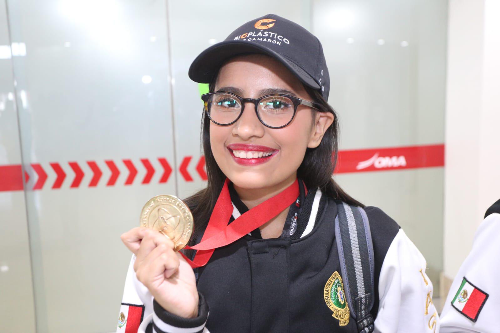 $!Llegan a Mazatlán las alumnas y maestra de oro de la Prepa Vasconcelos