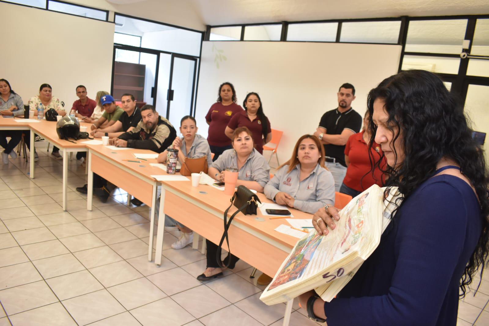 $!Jael Álvarez, responsable del programa Alas y Raíces del estado de Sinaloa, compartió ejemplares del suplemento Alas de papel.