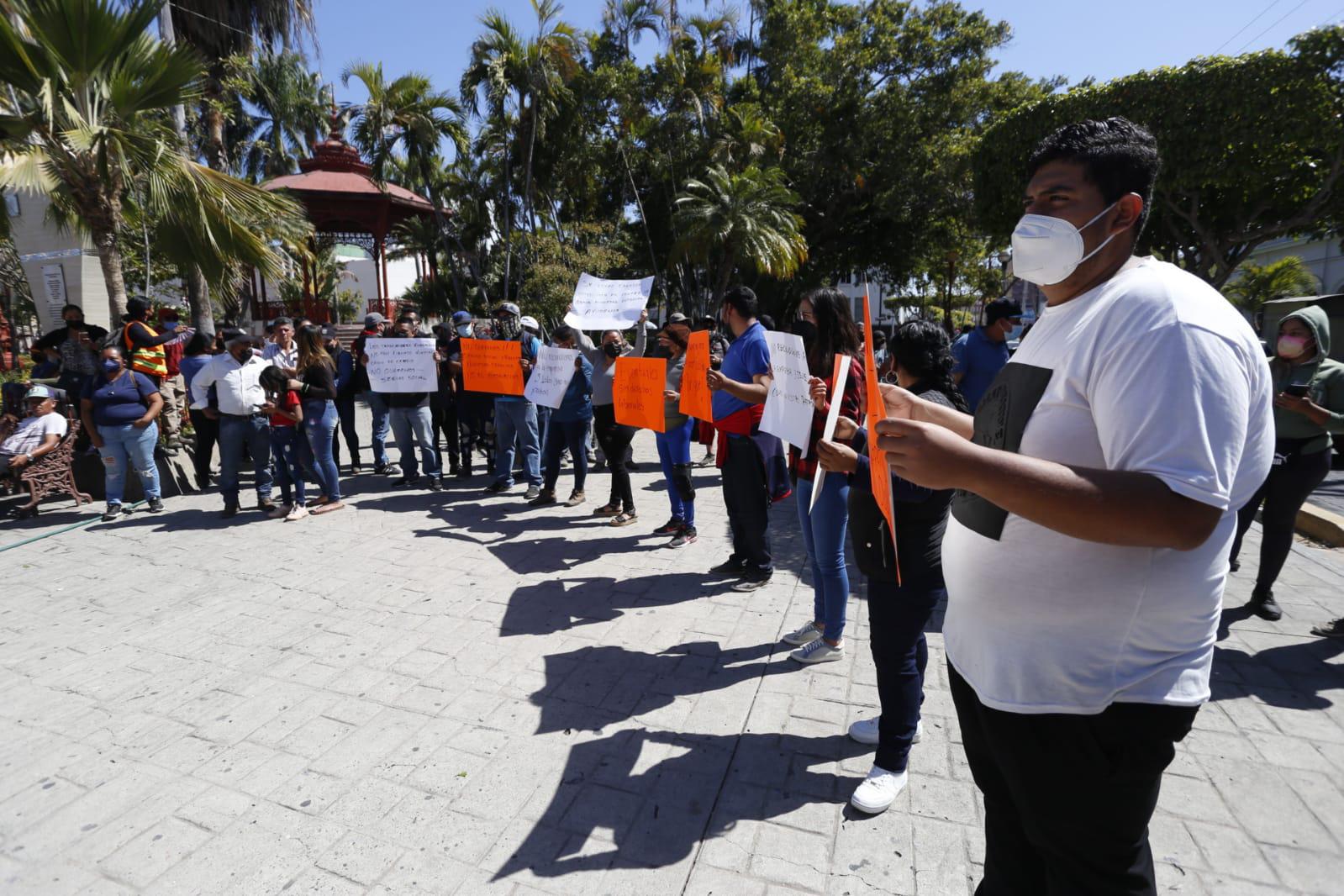 $!Protestan trabajadores eventuales de Servicios Públicos en Mazatlán; denuncian que los dieron de baja sin avisarles