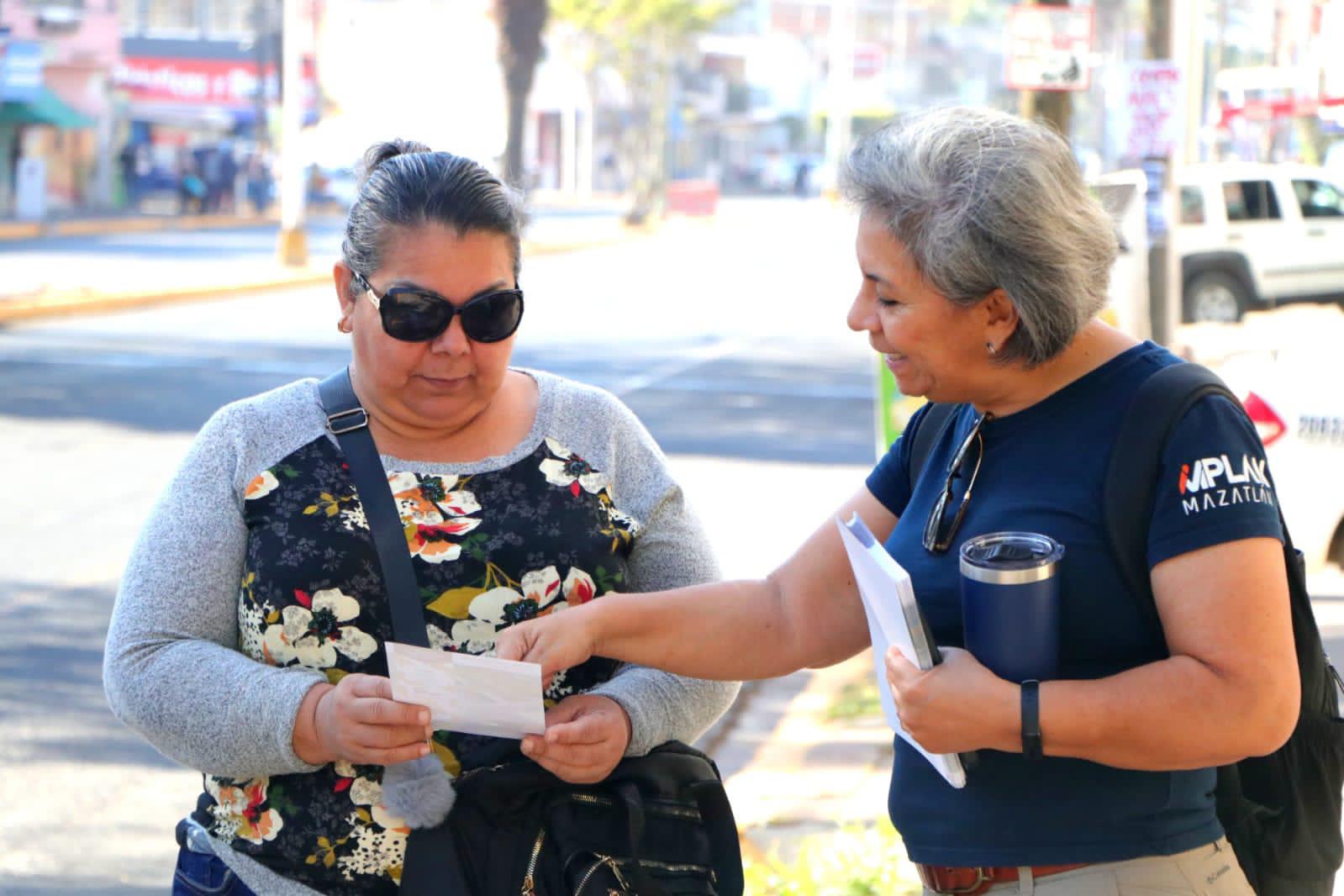 $!Apenas socializan, pero ya Tránsito aplica multas por estacionarse en carril preferencial