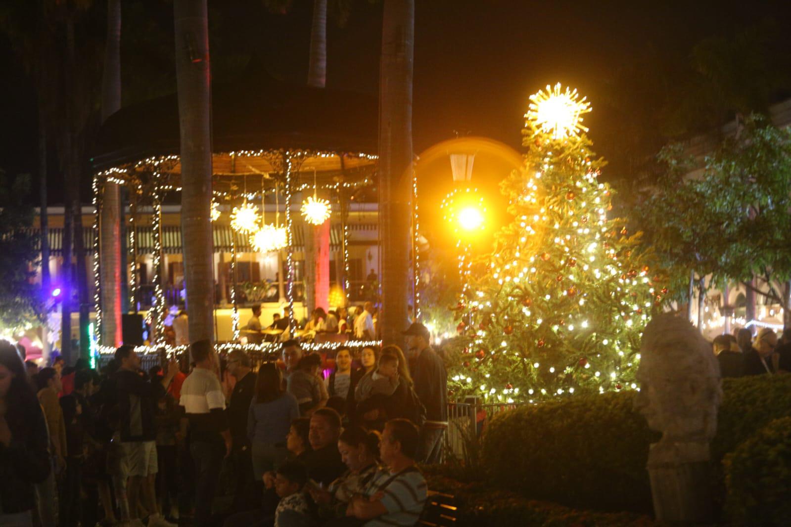 $!Encienden Iluminación Navideña en la Plazuela Machado