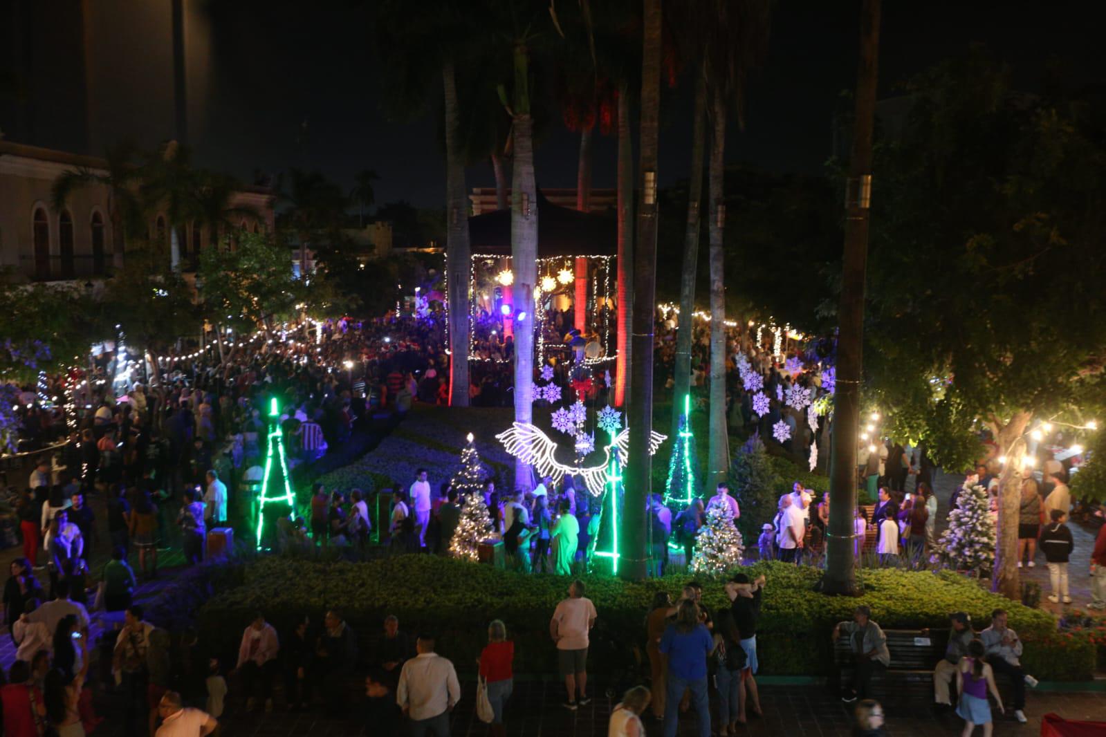 $!Encienden Iluminación Navideña en la Plazuela Machado