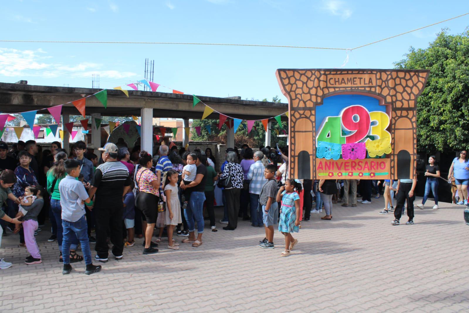 $!Comparten pastel y piñata monumental por el 493 aniversario del Mestizaje en Chametla