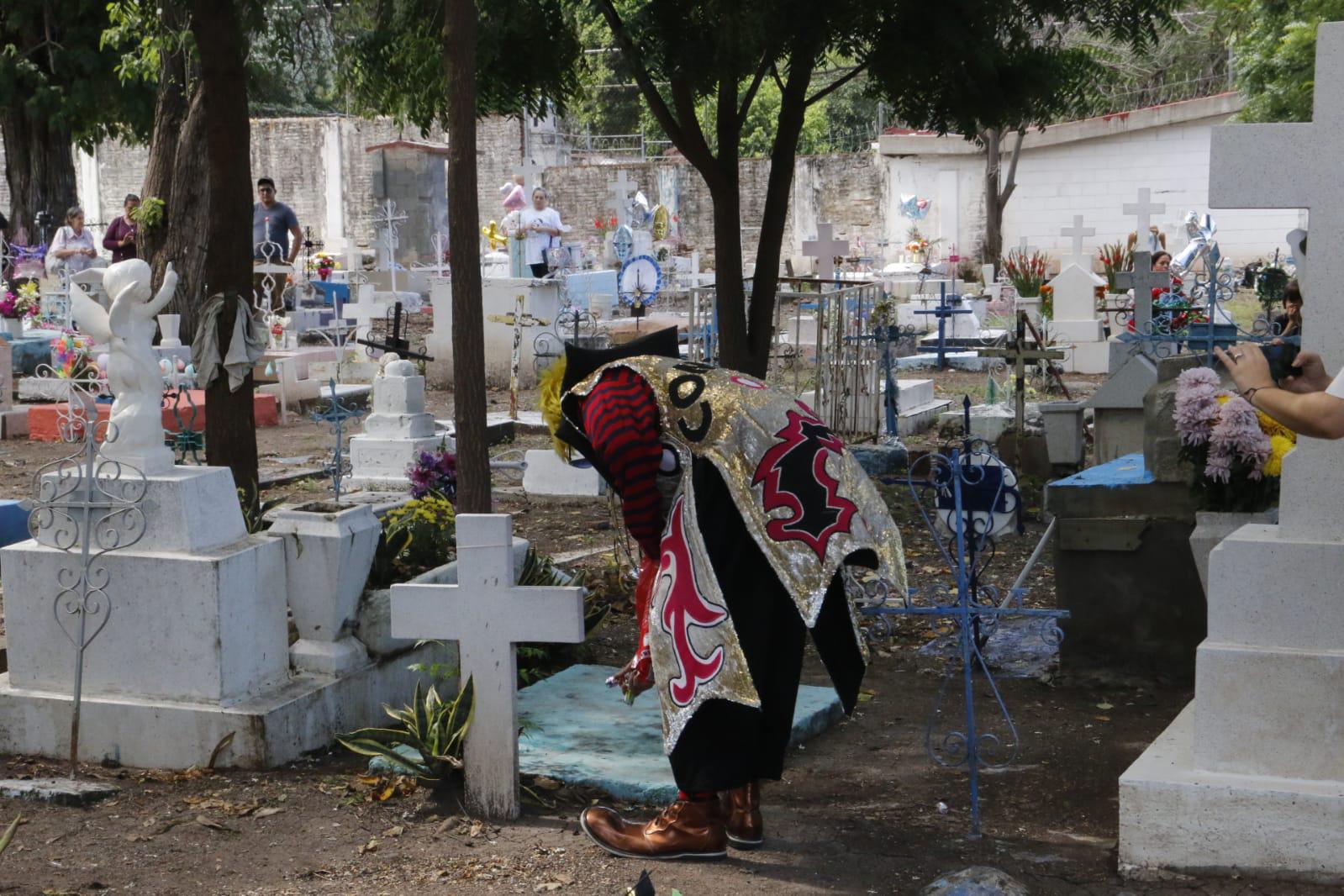 $!El payaso Cometín tiene 15 años llevando ofrendas a las tumbas de los angelitos, en Culiacán
