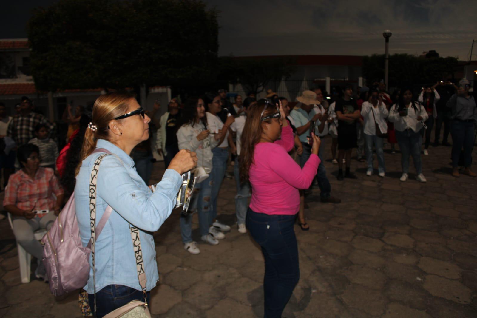 $!Entre gritos de júbilo, locales y turistas aprecian Eclipse Solar en Rosario