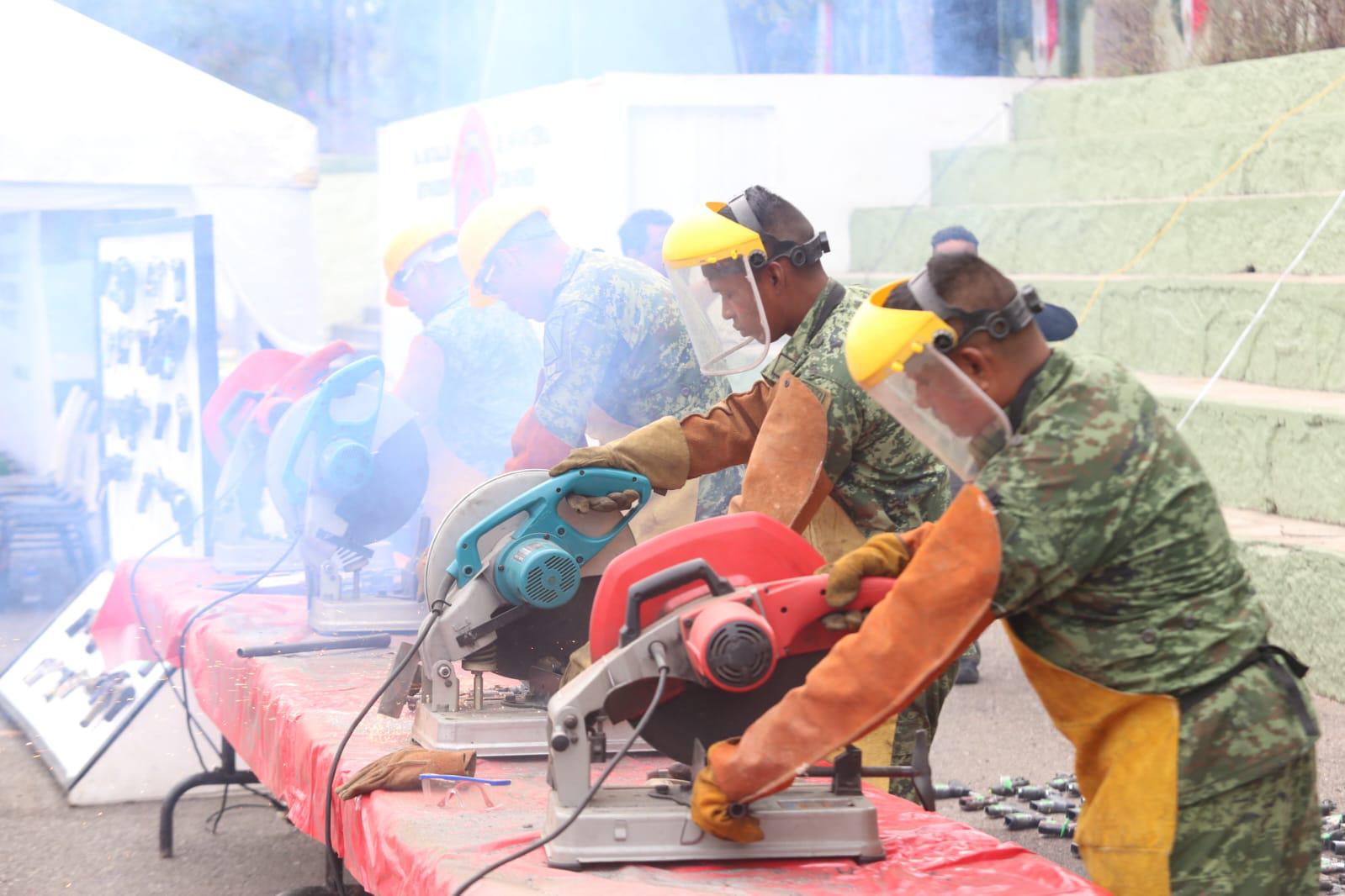 $!Destruye Ejército en Mazatlán armamento decomisado y puesto a su disposición